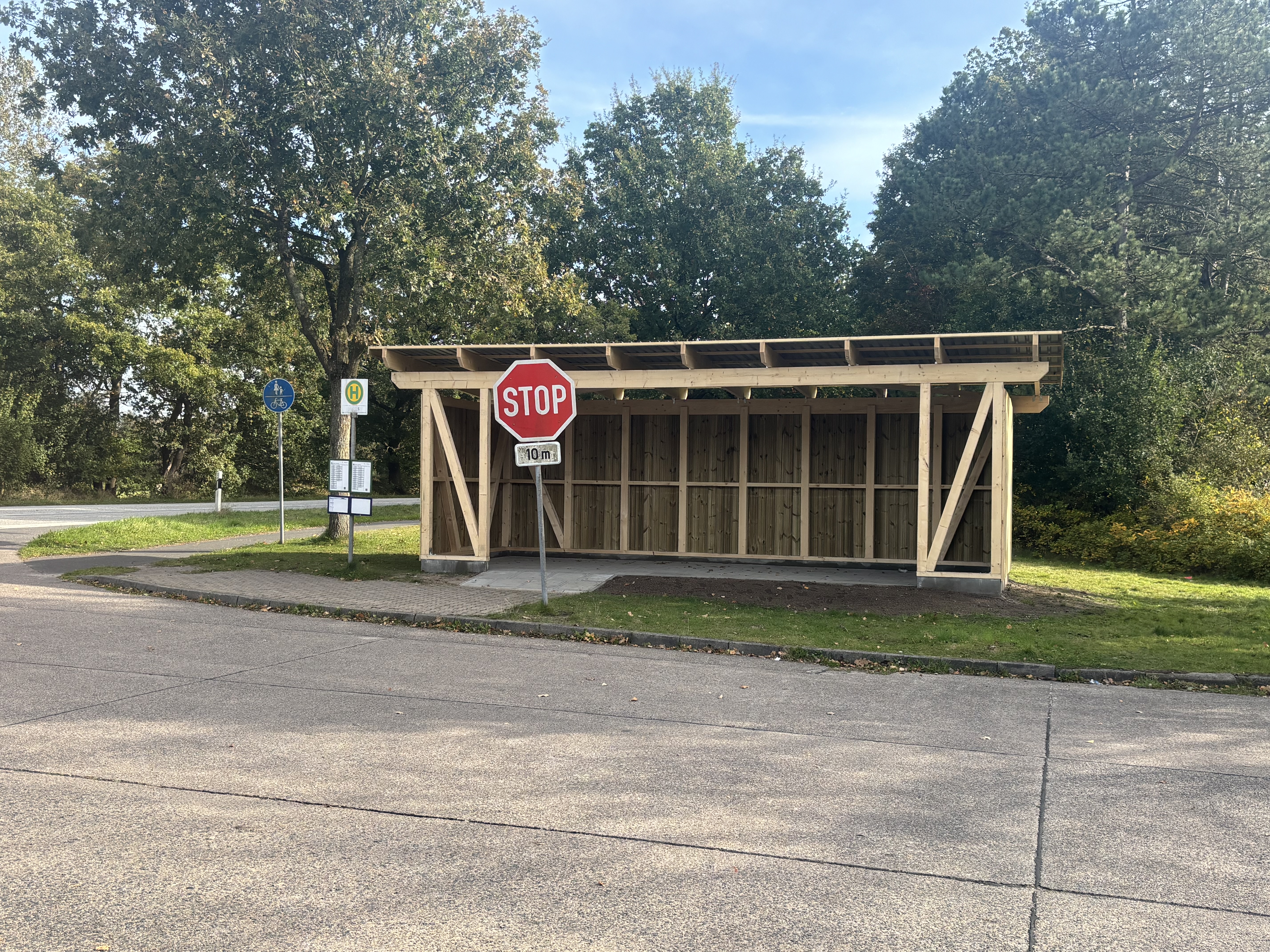 Bushaltestelle der Landesunterkunft Seeth